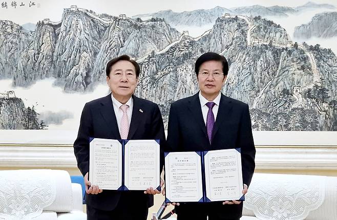 김기문(왼쪽) 중소기업중앙회 회장과 가오윈룽 중화전국공상업연합회 주석이 30일 중국 베이징 중화전국공상업연합회 본사에서 업무협약 체결 후 기념촬영을 하고 있다. 사진 제공=중소기업중앙회