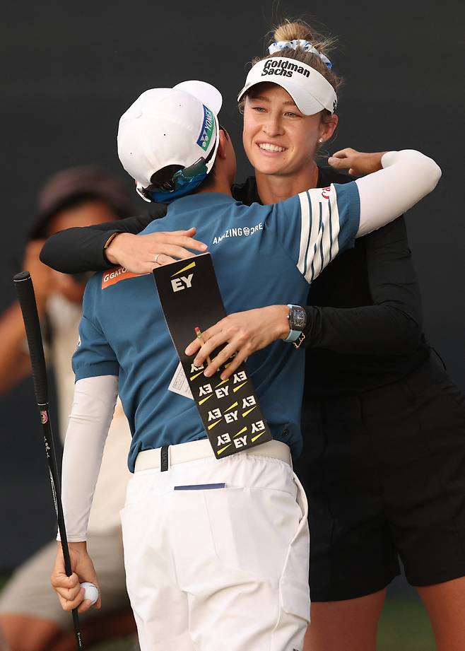 김효주가 29일(현지 시간) LPGA 투어 포드 챔피언십에서 우승한 뒤 같은 조로 경쟁한 넬리 코르다의 축하를 받고 있다. AFP연합뉴스