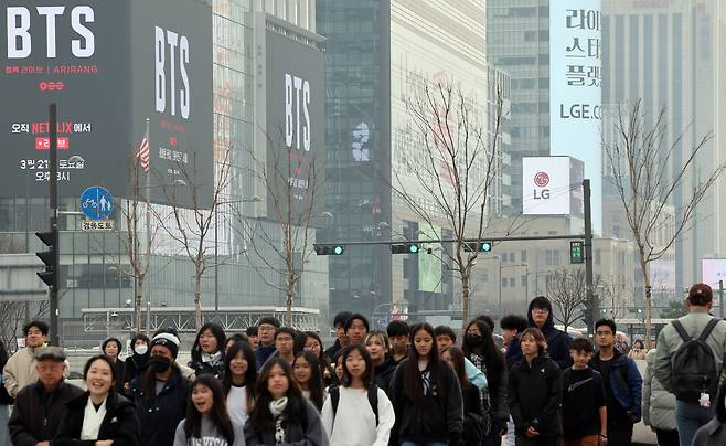 BTS 컴백 공연을 앞둔 3월15일, 외국인 관광객과 시민들이 서울 광화문광장 인근을 지나고 있다. ⓒ연합뉴스