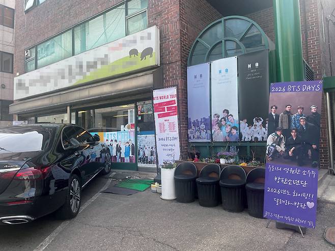 3월24일 BTS 멤버들의 연습생 시절 단골 가게였던 서울 강남구 유정식당 앞에 BTS 포스터 등이 붙어있다. ⓒ시사저널 이강산