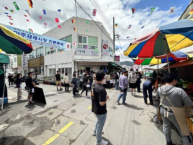 거제읍내시장에서 촬영하고 있는 모습 ⓒ거제시 제공