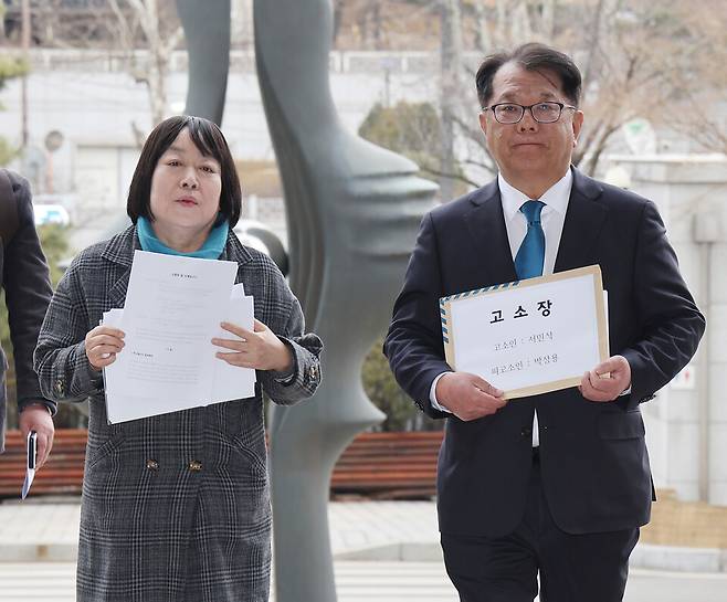 이화영 전 경기도 평화부지사의 부인인 백정화 씨(왼쪽)와 서민석 변호사가 2월26일 박상용 검사를 명예훼손 등의 혐의로 고발한다는 내용이 담긴 고소장을 들고 서울 서초구 대검찰청으로 들어서고 있다. 백씨는 지난 2023년 7월 서 변호사를 해임한 바 있다. ⓒ연합뉴스