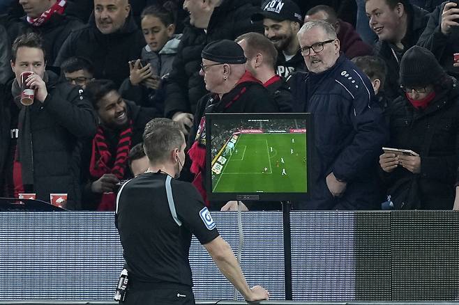 글로벌 스포츠 매체 디 애슬레틱은 30일(한국시간) 잉글랜드와 웨일스 팬들을 대표하는 FSA(Football Supporters’ Association)가 실시한 최신 설문을 소개했다. EPL 팬의 약 76%가 VAR에 반대하는 것으로 나타났다. 레버쿠젠|AP뉴시스