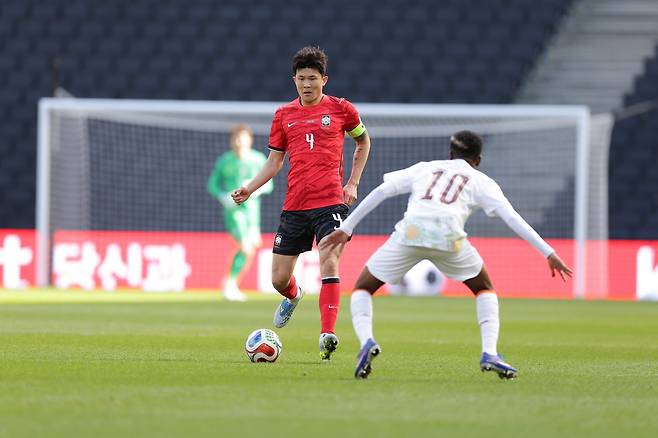 축구국가대표팀 수비수 김민재(왼쪽)가&nbsp;29일(한국시간) 스타디움 MK서 끝난 코트디부아르전 도중 드리블하고 있다. 밀턴킨스｜AP뉴시스