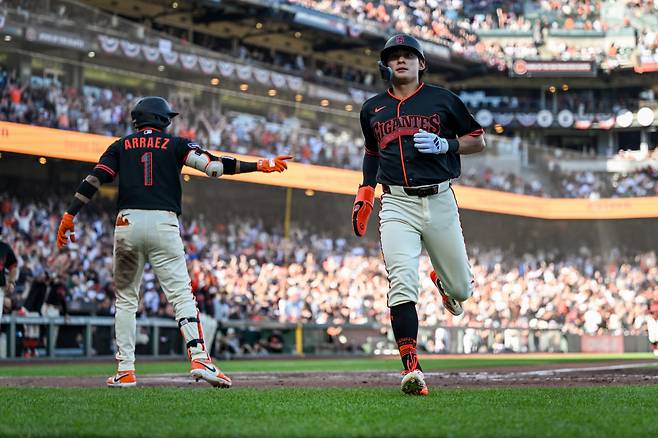 이정후가 29일 샌프란시스코 오라클파크에서 열린 뉴욕 양키스와의 경기에서 3회 득점한 후 더그아웃으로 들어가고 있다.  게티이미지코리아