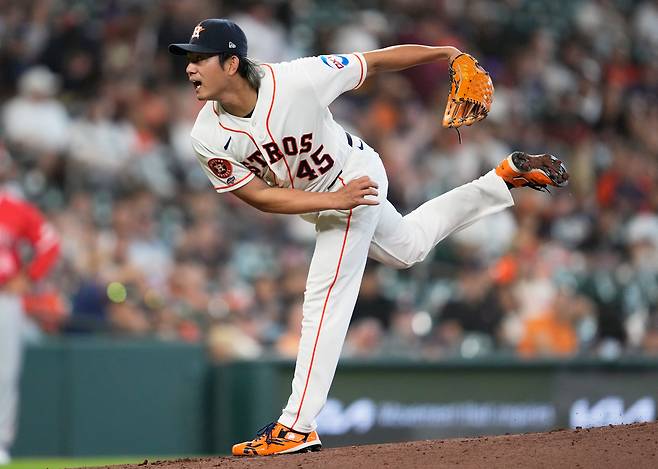 이마이 다쓰야가 30일 미국 텍사스주 휴스턴의 다이킨 파크에서 열린 LA 에인절스와 2026 메이저리그 정규리그 홈경기에 선발 등판해 공을 던지고 있다.   휴스턴 | AP연합뉴스