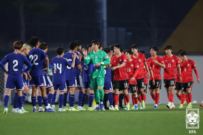 한국 U-23 대표팀 선수들이 29일 일본 U-21 대표팀과 평가전에서 2-1로 승리한 뒤 하이파이브를 나누고 있다. 대한축구협회 제공