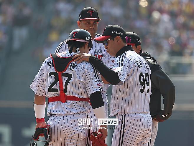 ▲ LG 김광삼 투수코치가 28일 KT전에서 마운드에 올라와 박동원과 대화를 나누고 있다. 선발투수 요니 치리노스는 이 경기에서 1이닝 6실점한 뒤 교체됐다. ⓒ곽혜미 기자