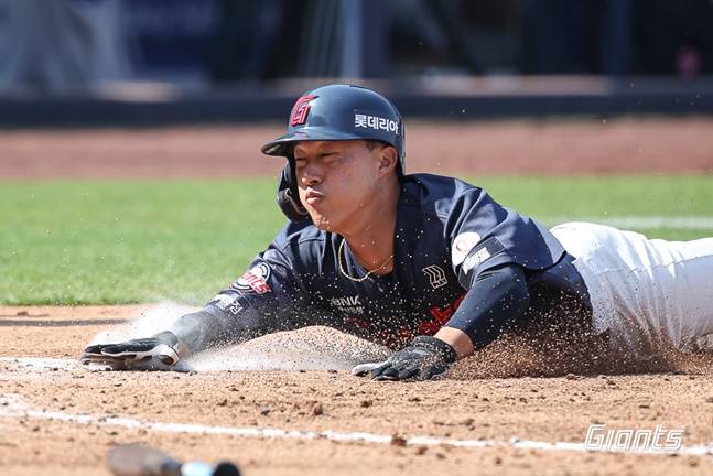 28일 삼성전에서 득점을 위해 홈 슬라이딩을 하는 노진혁. /사진=롯데 자이언츠
