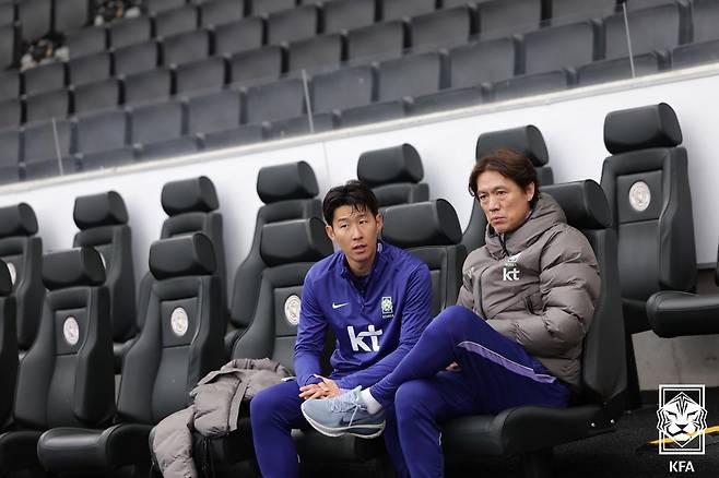 벤치에서 대화를 나누고 있는 홍명보(오른쪽) 축구대표팀 감독과 손흥민. /사진=대한축구협회 제공