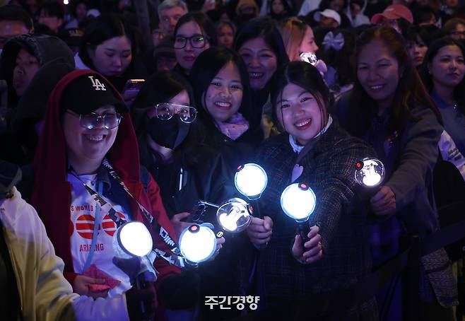 BTS(방탄소년단) 팬들이 지난 3월 21일 서울 광화문광장에서 응원봉을 들고 공연을 기다리고 있다. 권도현 기자