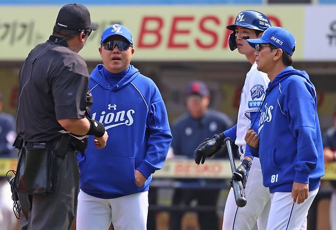 박진만(왼쪽 두 번째) 감독이 이끄는 삼성 라이온즈가 29일 대구 삼성 라이온즈파크에서 열린 2026 신한 SOL KBO리그 롯데 자이언츠와의 팀 간 2차전에서 2-6으로 패배, 개막 2연패에 빠졌다. 사진 삼성 라이온즈