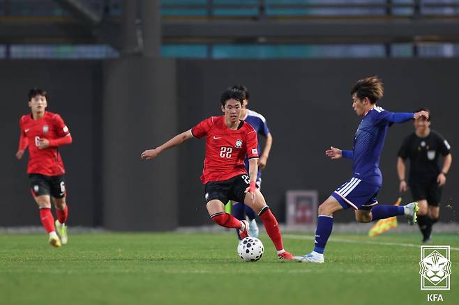 이민성호가 2살 어린 일본을 상대로 설욕에 성공했다. 일본 21세 이하(U-21) 대표팀을 한 골 차로 꺾고 지난 아시아축구연맹(AFC) U-23 아시안컵 준결승 패배의 아쉬움을 어느 정도 털어냈다. 이민성 감독이 이끄는 대한민국 U-23 대표팀은 29일 천안 코리아풋볼파크에서 열린 일본 U-21 대표팀과의 연습 경기에서 2-1 승리를 거뒀다. 비공개로 진행된 이번 맞대결서 한국은 전후반 한 골씩을 뽑아냈고, 일본의 막판 추격을 뿌리친 끝에 승리했다. 대한축구협회