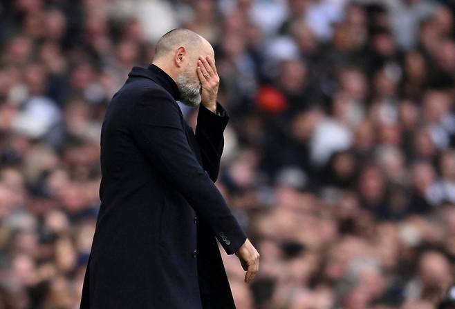 영국 공영방송 BBC가 30일(한국시간) 강등 위기에 처한 토트넘이 새로운 정식 감독으로 데제르비를 원한다고 전하면서 베테랑 벤 데이비스도 단기 임시 감독 후보군에 올랐다고 보도했다.&nbsp;구단은 이고르 투도르 감독과 상호 합의 하에 계약을 종료하기로 결정했다. 또한 토미슬라브 로기치, 리카르도 라냐치 코치도 팀을 떠나게 되었다라며 지난 6주간 팀을 위해 헌신해 준 세 분에게 깊은 감사를 전한다. 아울러 최근 상을 당한 이고르 감독과 가족에게 따뜻한 위로를 보낸다라고 밝혔다.&nbsp;연합뉴스