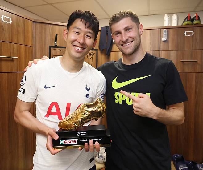 영국 공영방송 BBC가 30일(한국시간) 강등 위기에 처한 토트넘이 새로운 정식 감독으로 데제르비를 원한다고 전하면서 베테랑 벤 데이비스도 단기 임시 감독 후보군에 올랐다고 보도했다.&nbsp;구단은 이고르 투도르 감독과 상호 합의 하에 계약을 종료하기로 결정했다. 또한 토미슬라브 로기치, 리카르도 라냐치 코치도 팀을 떠나게 되었다라며 지난 6주간 팀을 위해 헌신해 준 세 분에게 깊은 감사를 전한다. 아울러 최근 상을 당한 이고르 감독과 가족에게 따뜻한 위로를 보낸다라고 밝혔다.&nbsp;벤데이비스 SNS