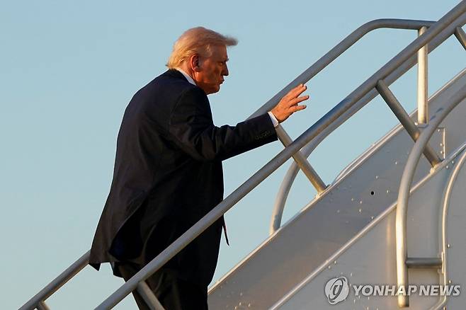 비행기 계단 오르는 트럼프 [로이터 연합뉴스. 재판매 및 DB 금지]
