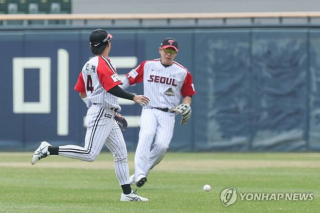 오묘한 지점에 떨어지는 허경민의 타구 (서울=연합뉴스) 서대연 기자 = 29일 서울 송파구 잠실야구장에서 열린 프로야구 2026 KBO리그 kt wiz와 LG 트윈스의 경기.
    1회초 2사 1, 3루 kt 허경민의 타구가 2루수와 우익수 사이로 떨어지고 있다. 결과는 1타점 안타. 2026.3.29 dwise@yna.co.kr