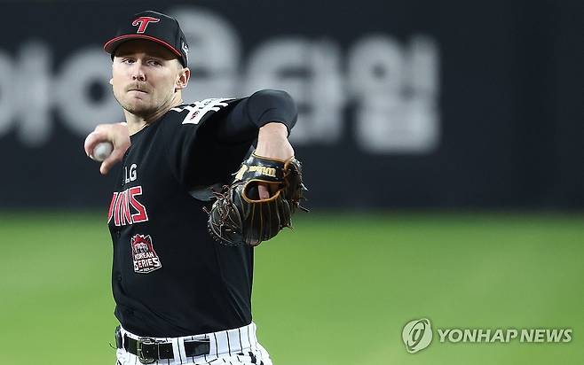 역투하는 톨허스트 (대전=연합뉴스) 윤동진 기자 = 31일 대전 한화생명 볼파크에서 열린 2025 프로야구 KBO리그 포스트시즌 한국시리즈 5차전 LG 트윈스와 한화 이글스의 경기. 7회 말 LG 톨허스트가 역투하고 있다. 2025.10.31 mon@yna.co.kr