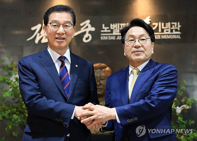 강기정ㆍ신정훈 후보 단일화 회동 [연합뉴스 자료사진]