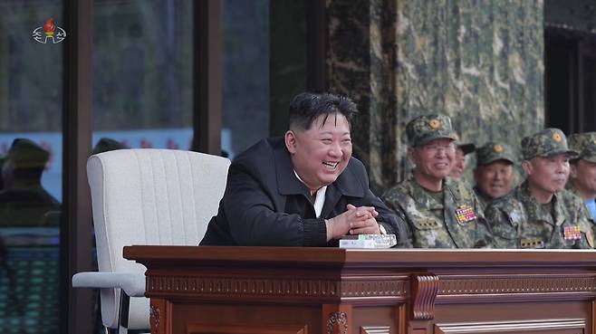 활짝 웃는 김정은 (서울=연합뉴스) 김정은 북한 국무위원장이 특수작전 훈련기지에서 특수부대의 훈련 참관했다. 특수부대원들 훈련 모습을 조선중앙TV가 29일 방영했다. [조선중앙TV 화면] 2026.3.30 
    [국내에서만 사용가능. 재배포 금지. For Use Only in the Republic of Korea. No Redistribution]
  nkphoto@yna.co.kr