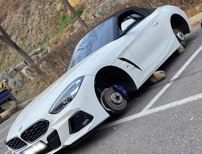 바퀴·휠 빠진 BMW 차량 [보배드림 캡처. 재판매 및 DB 금지]