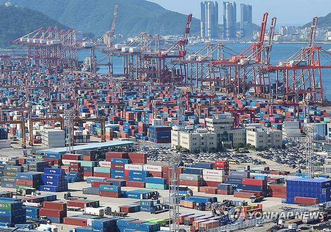 부산항의 컨테이너 [연합뉴스 자료사진]