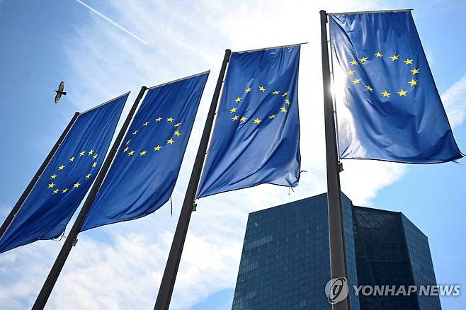 유럽중앙은행 앞의 EU 깃발  [로이터=연합뉴스. 재판매 및 DB 금지]