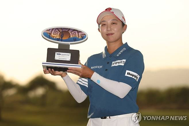 우승 트로피 든 김효주 [게티이미지/AFP=연합뉴스]