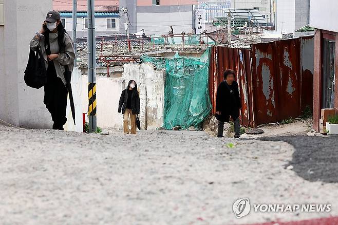 조선대병원으로 가는 골목길 (광주=연합뉴스) 정다움 기자 = 30일 낮 광주 동구 조선대학교병원 광주권역응급의료센터 인근 골목길에서 시민들이 이동하고 있다. 2026.3.30 daum@yna.co.kr