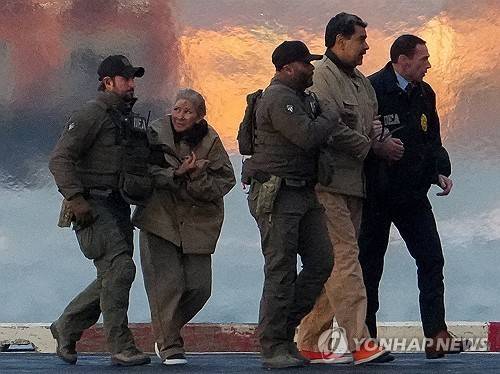 미국으로 체포돼 법원으로 끌려가는 마두로 부부 [로이터 연합뉴스 연합뉴스 자료사진. 재판매 및 DB 금지]