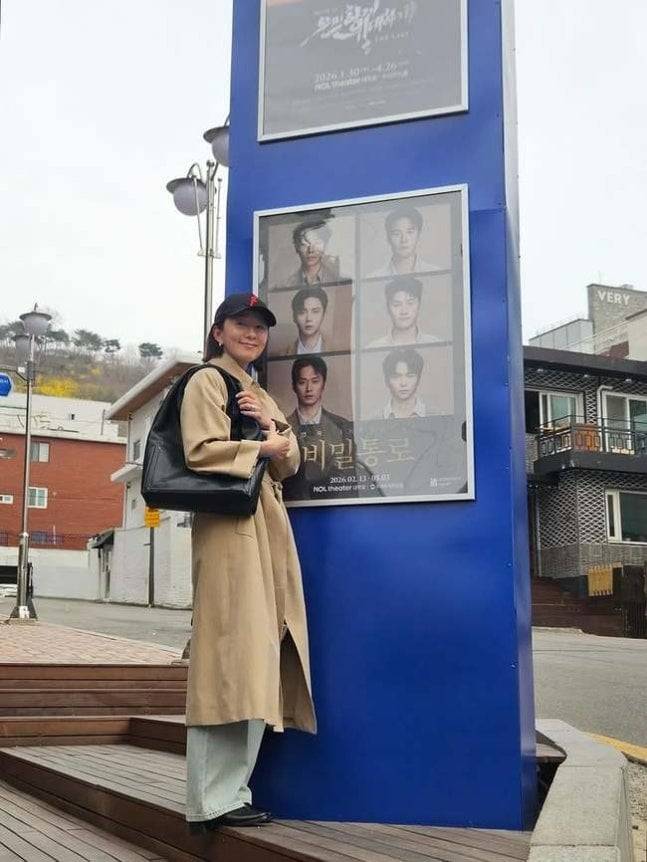 배우 김희애가 탈세 의혹에 휘말린 김선호의 연극 무대를 직접 찾아 응원했다. / 사진=김희애 SNS