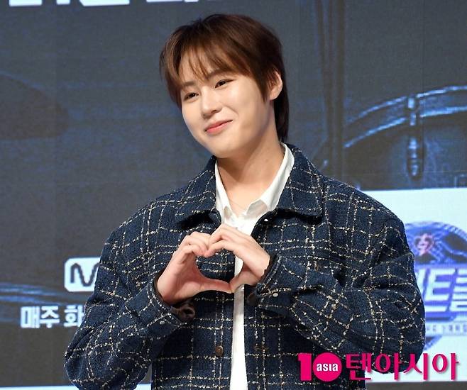 'OST 신흥 강자' 가수 하성운이 기자들을 향해 하트 포즈를 취하고 있다.
하성운/ 사진=텐아시아 DB