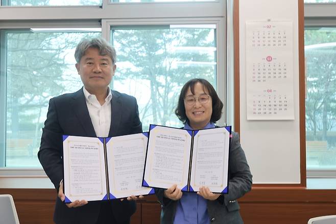 ▲ 유명화(사진 오른쪽) 경기도공익활동지원센터장이 지난 30일 '2026 공익해봄 프로젝트' 업무협약을 체결한 뒤 전태창 용인 백암고 교장과 기념 촬영을 하고 있다. /사진제공= 경기도공익활동지원센터 제공