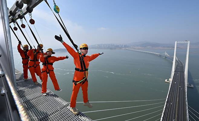 ▲ 지난 25일 인천 청라하늘대교 상부 전망대에서 관광 시설 관계자들이 정식 개장을 앞두고 '엣지워크'를 점검하고 있다. /사진제공=인천시