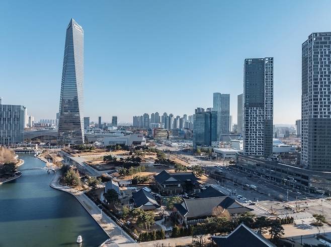 ▲ 인천 연수구 송도국제도시 한옥마을 전경. /사진제공=인천시