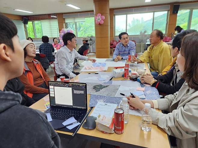 ▲ 수원시 팔달구 행궁동 주민들이 중장기 발전 방향을 담은 우리동네 자치계획 수립을 위한 회의를 하고 있다. /사진제공=수원특례시