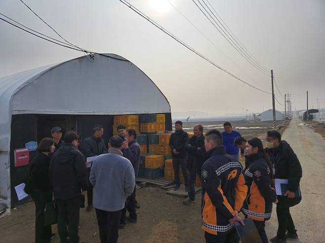 지난해 1월 21과 22일 양일 간 경기도와 고용노동부가 대규모 시설 농장이 밀집해 있는 지역에서 이주노동자 주거시설 합동 현장점검을 진행했다. 사진=경기도