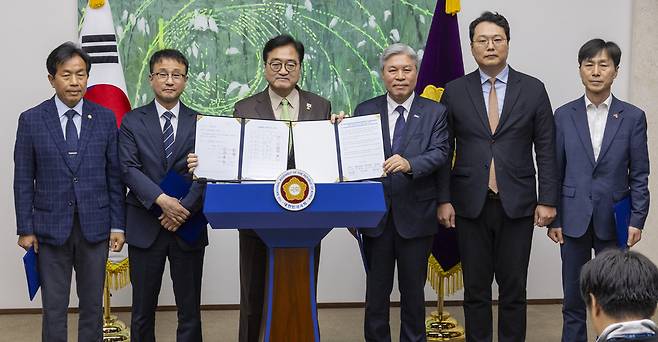 국회의장과 6개 정당 원내대표들이 31일 국회에서 개헌 선언문을 공개하고 있다./ 연합뉴스