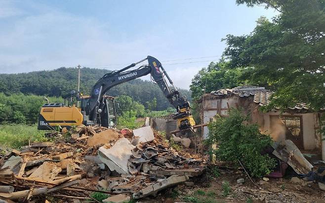 서산시가 지난해 빈집 정비사업을 추진하는 모습(사진=서산시 제공)