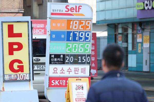 당정은 이번 추가경정예산안을 25조원 규모로 편성하기로 했다. 더불어민주당과 정부, 청와대는 지난 22일 국회에서 고위 협의회를 열어 추경안 규모와 내용 등을 논의했다고 민주당 강준현 수석대변인이 브리핑에서 밝혔다. 강 수석대변인은 "전쟁 추경을 신속히 편성해 물류, 유류비 경감과 수출 기업 지원을 추진해나가기로 했다"며 "차등 지원을 통해 취약계층 및 지방 등에 지원을 더 많이 해야 하는 데 의견을 모았다"고 말했다. 사진은 23일 서울 시내 주유소 모습. 연합뉴스