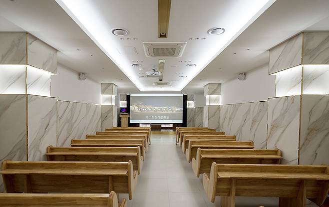 광주 광산구 우산동에 위치한 베스트장례문화원이 최근 개소식을 갖고 본격적인 운영에 들어갔다. 사진은 호텔을 연상시키는 베스트장례문화원의 내·외부 모습. <베스트장례문화원 제공>