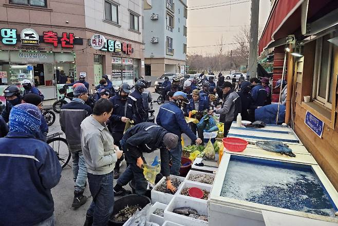 30일 오후 6시께 전남 영암군 삼호읍 용앙리. 대불산업단지에서 일을 마친 외국인 노동자들이 삼삼오오 몰려들며 골목은 금세 '소규모 지구촌'을 방불케 했다. /임지섭 기자 ljs@namdonews.com
