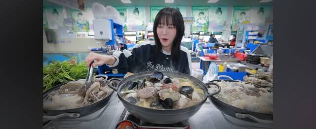 유튜버 쯔양이 전국 최초 참여형 ESG 캠페인인 ‘한평-生 부안 갯벌 프로젝트’ 홍보를 위해 부안을 방문, 싱싱한 지역 특산물 먹방을 선보이며 갯벌 보전의 가치를 알리고 있다./부안군제공