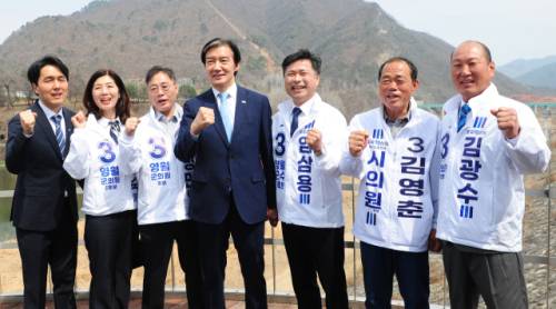 조국혁신당 조국 대표가 29일 영월 덕포시장에서 엄삼용 영월군수 예비후보 등과 기념촬영을 하고 있다.