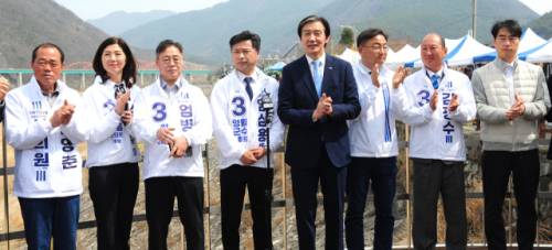 조국혁신당 조국 대표가 29일 영월 덕포시장에서 기자 회견을 열고 더불어민주당 우상호 강원도지사와의 연대 가능성을 피력하고 있다.