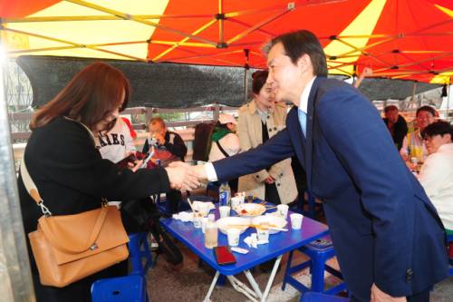 조국혁신당 조국 대표가 29일 영월 덕포시장에서 시민들과 악수를 하며 인사를 하고 있다.