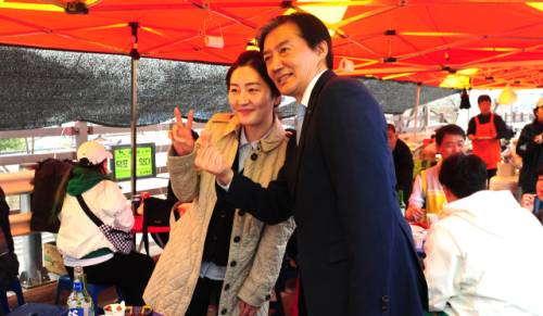 조국혁신당 조국 대표가 29일 영월 덕포시장에서 시민들과 기념 촬영을 하고 있다.