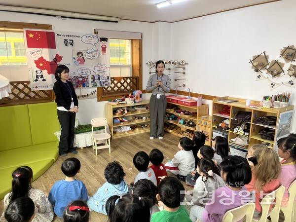 울산동구가족센터(센터장 김미정)는 외국인주민 자녀의 안정적인 학교생활 적응을 지원하고, 지역 아동·청소년의 다문화 이해와 수용성을 높이기 위해 「학교생활 적응 통역 지원사업」과 「찾아가는 다문화 인식개선사업」을 추진하고 있다.