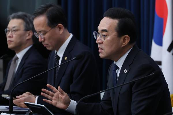 박홍근 기획예산처 장관이 27일 세종시 정부세종청사에서 중동 사태 대응을 위한 2026년도 추가경정 예산안에 대해 브리핑하고 있다. /연합뉴스