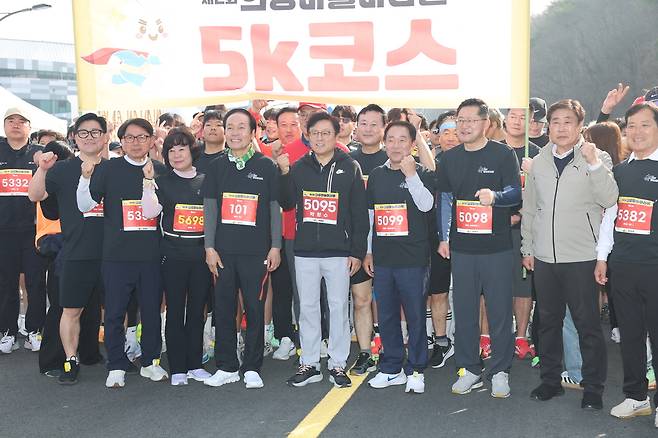 좌측 네번째부터 김주수 의성군수, 박형수 국회의원, 최훈식 군의장 등 ‘의성마늘마라톤대회’ 출발전 모습. /의성군 제공